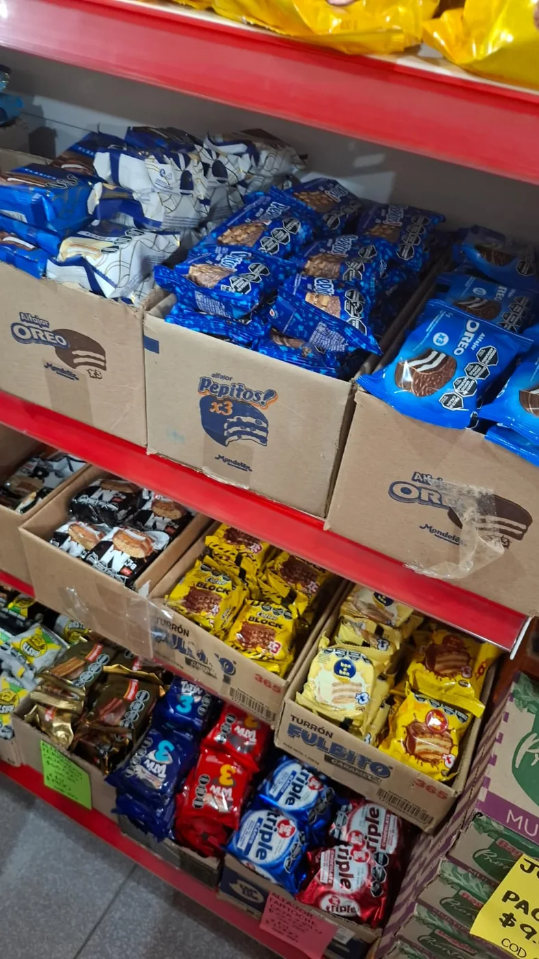 Alfajores y golosinas en las góndolas de la distribuidora