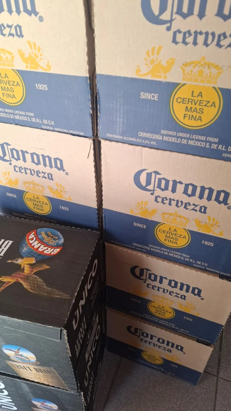 Cajas de Corona y Fernet Branca en el local