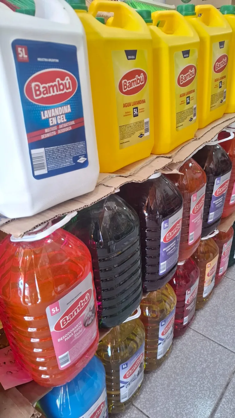 Bidones de cinco litros de productos de limpieza