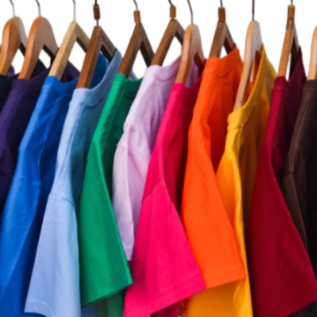 Remeras lisas colgadas en distintos colores